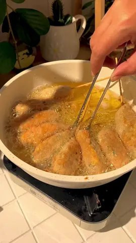 SEMPOL TAHUUUU!  Bahah bahan  • 5 kotak tahu  • 100gr tepung tapioka • 100gr tepung terigu • 1 batang daun bawang  • 1 sdt bawang putih bubuk  • 1/3 sdt garam  • 1/2 sdt kaldu bubuk  • 1 butir telur ( untuk baluran )  #resepsimple #cemilanviral #cemilansimple #sempol #snacksrecipe 