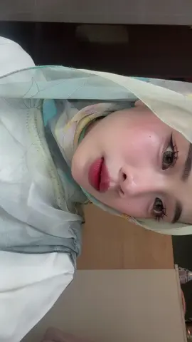 kena pula ngn tudung ni