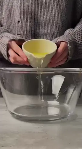 Меренговый тортик с рикоттой 🍰 Высота тортика 10 см, диаметром примерно 16 см Очень нежный и вкусный тортик, на его приготовление уйдёт примерного 1,5 часа. Рикотту обязательно нужно отвесить, чтобы убрать лишнюю жидкость. После отвешивания, возможно убавиться обьём и она не будет такой гладкой. Нужно будет аккуратно её размазывать. Если рикотту не отвесить тортик потеряет форму. Ингредиенты: 240 гр белка 1/3 чл соли 1/4 чл лимонной кислоты или 1 ст.л. лимонного сока 315 гр сахара 35 гр кукурузного крахмала 500 гр рикотты 40-50 гр сахарной пудры (у меня рикотта уже сладкая), поэтому я не добавляла ничего лимонная цедра Для декора 120 гр. творожного сыра 20 гр. сахарной пудры (по вкусу) 1. Белки, соль, лимонный сок взбиваем до небольшой пены, затем в 4 приема добавляем постепенно сахар. Должна получиться гладкая густая масса. Затем добавляем кукурузный крахмал и пару раз взбиваем, долго не нужно. Нам нужно чтобы крахмал просто смешался с безе. 2. Используем обязательно силиконизированную бумагу, размазываем наше безе по форме и выпекаем 30 минут, при температуре 140 градусов, верх низ без конвекции. 3. Даем остыть безе, накрываем бумагой и переворачиваем и острожно отделяем от бумаги. 4. Края аккуратно подрезаем ножом, если прилипает безе к ножу, обмакиваем его в воду. Делим ровно линейкой на 3 части. 5. Рикотту смешиваем с сахарной пудрой (у меня рикотта уже сладкая, я пропустила данный шаг), добавляем лимонную цедру от половинки лимона или целого, на свой вкус. 6. Обмазываем рикоттой наше безе с гладкой стороны. Можно добавить ягоды или капельки джема. Сворачиваем рулетом наш тортик. Убираем в холодильник. 7. Для декора берём творожный сыр, добавляем сахарную пудру. Приятного ❤️ #торт #безе #меренга #рецепт #выпечка 