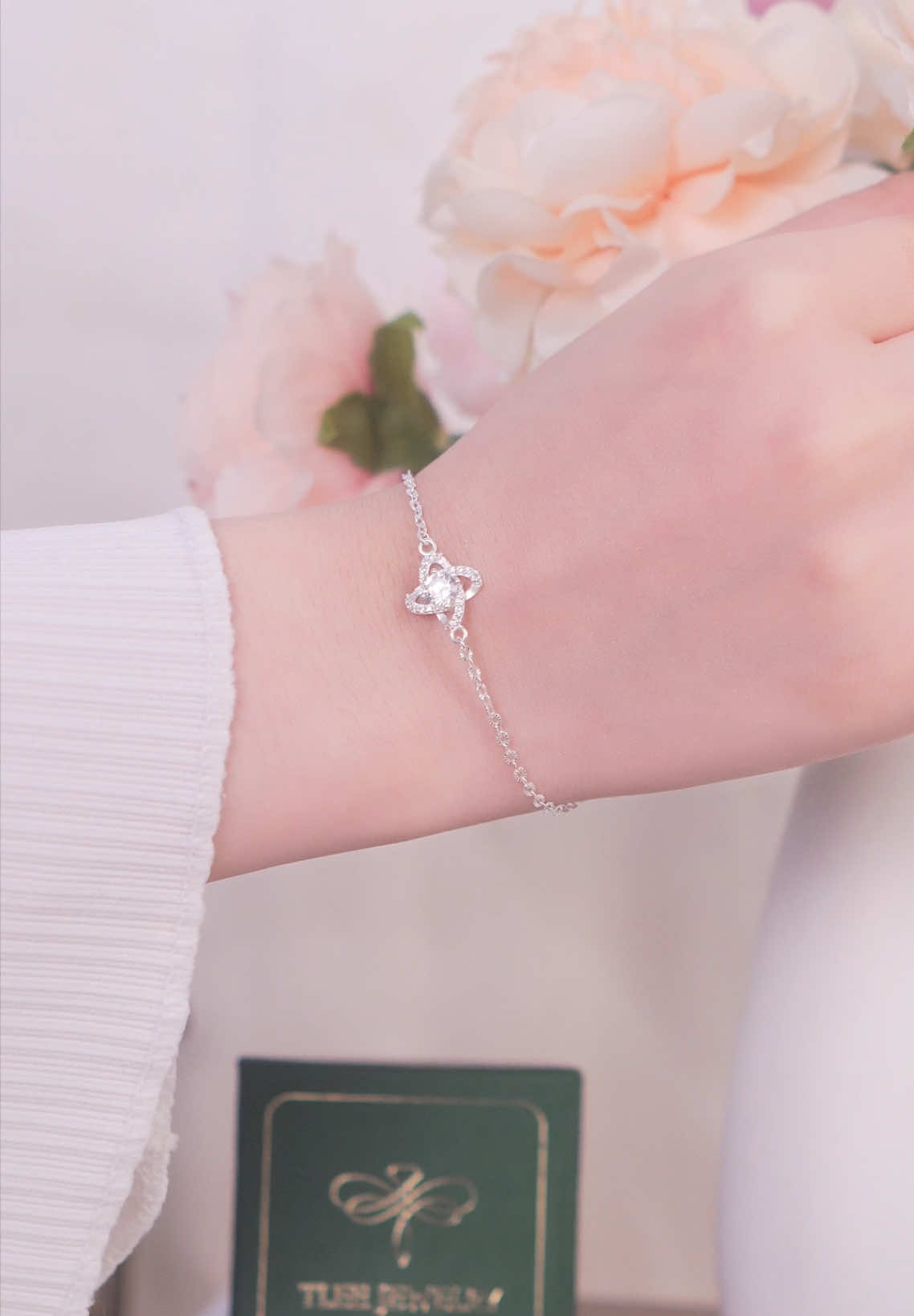 Nhẹ nhàng, cuốn hút, sang trọng. Đeo em LT0230 Lắc tay mặt hoa xoáy đính đá này chắc chắn không làm nàng thất vọng 😚#tleejewelry #daychuyenbactlee #lactaybactlee #khuyentaibactlee #trangsuc 