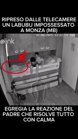 Terribile l’accaduto di questa famiglia di origine Milanese, il labubu acquistato dal padre il giorno prima ha iniziato a muoversi durante la notte. I bambini hanno notato le movenze meccaniche di quest’ultimo e presi dallo spavento hanno iniziato a urlare chiedendo aiuto ai genitori, rapida la reazione del padre che con calma gestisce la situazione. Cosa sono veramente questi pupazzi  per bambini? marchingegni creati da satana..? #perte #labubu #horror #fyp #fypviralシ 