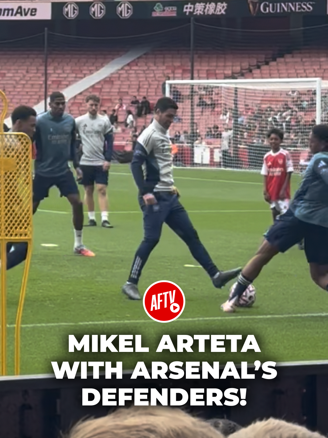 Mikel Arteta working closely with Arsenal’s backline in today’s open training! 🔥 #Arsenal #Arteta #Saliba #Calafiori #JurrienTimber