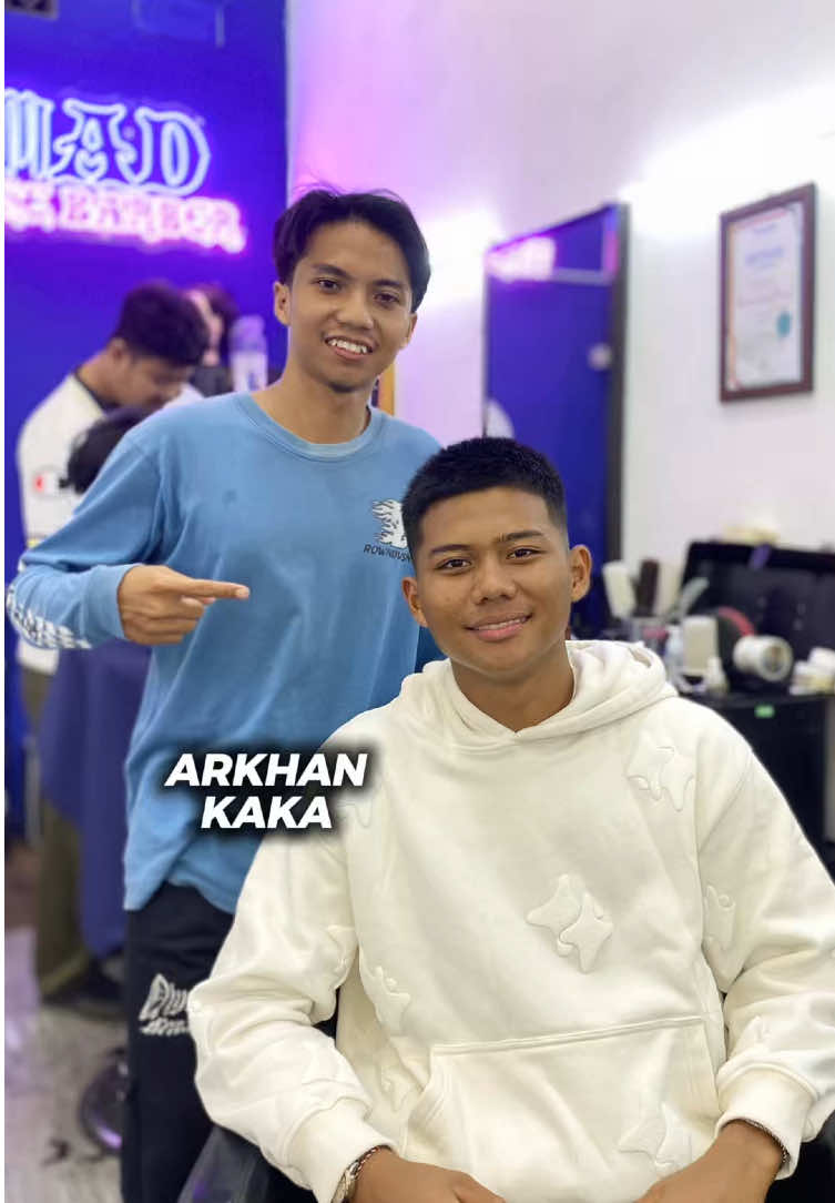 Gantian mas Arkhan Kaka yang kita potong di barber. Coba komen dibawah kita harus potong pemain @Persis Solo yang mana lagi nihhh ? 😆 Terimakasih mas Arkhan Kaka sudah mampir ke barber🙏🏻❤️ #MadTheBarber #StayMad #arkhankaka #arkhankakaputrapurwanto #persissolo  