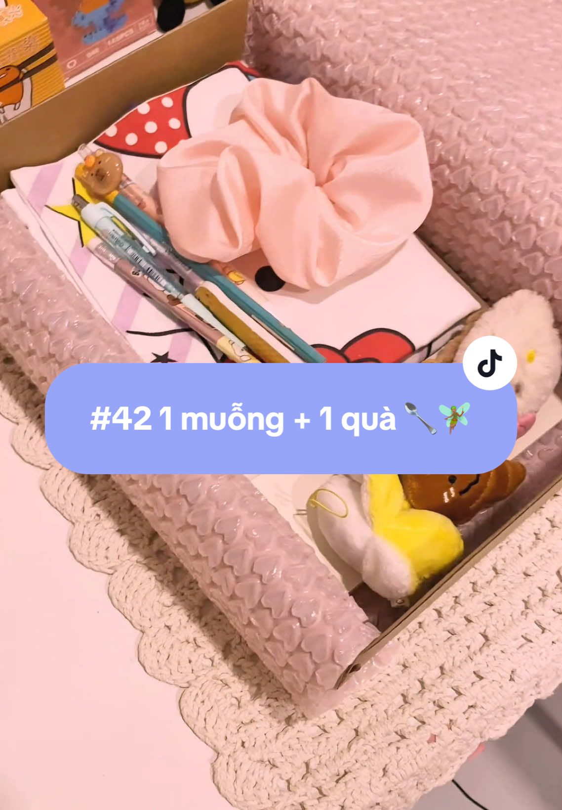 Số 42 1 muỗng size 1 + 1 quà tặng 💝 Có túi kitty có kẹp kitty hihi 🫶🏻🧚🏽 Cảm ơn bạn rất nhiều ạ 💝 #xuhuong #luckyscoop #uninbybi #quatang #stationery 