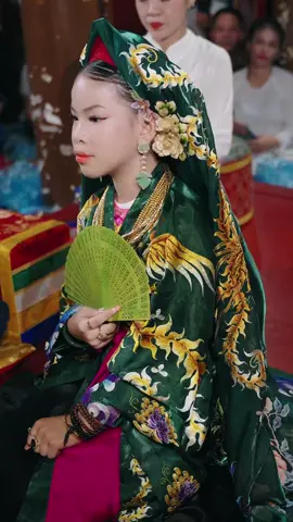 Se giá hồi cung giá chúa 🙏🏻🙏🏻🙏🏻.cô đồng ngọc diệp 12tuổi#xuhướng #dongcongocdiep #tinnguongthomauvietnam #haudongvietnam #haudong @tân đồng họ trịnh 