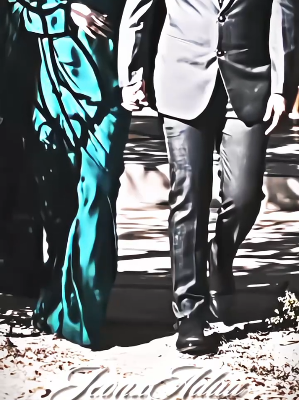 #সঙ্গীন_প্রণয়াসক্তি🍁🍁 সারপ্রাইজ পর্ব-০৩ [3] কিছু একটা বোঝাতে চেয়েছিল বোধ হয় yn বোঝেনি। আপাতত বোঝার চেষ্টা চালাচ্ছে খুব। তন্মধ্যে পেছন থেকে এ্যানা ডেকে উঠলো ওকে--  --: হেই ম্যাম।  Yn : প্লিজ কল মি Yn।  মিষ্টি হেসে প্রত্যুত্তর করলো মেয়েটা--  --: ক্যান আই শো ইউ সামথিং প্লিজ?  Yn : ইয়াহ! শিয়ওর।  এরপরের বাক্যলাপগুলো ইংরেজিতেই চলতে লাগলো। মেয়েটা জাংকুকের একটা ছবি দেখালো ynকে। যেটা মাত্রই তুলেছে সে। yn হতবাক হলো। বিস্ময়ে চোখ উঁচিয়ে শুধালো--  Yn : কি বোঝাতে চাইছো?  এ্যানা পুলকিত। চোখের মাঝে একরাশ উচ্ছাস জড়ো করে জানালো--  --: জেকে বসের এই ছবিটা আমি মাত্রই তুলেছি। এখান থেকে পাস করে যাওয়ার সময় সে তোমার দিকে কেমন অদ্ভুত ভাবে তাকিয়ে ছিল। তাই কৌতুহল বশত আর্টিফিশিয়াল ইন্টেলিজেন্সির কাছে জানতে চাইলাম তার এই চাহনির মানে কি? বাকিটা তুমি নিজেই দেখে নাও।  কথা শেষ করে ynর পানে আইপ্যাড বাড়িয়ে দিলো এ্যানা। ঠোঁটে তার লজ্জা মিশ্রিত নিগূঢ় হাসি। কোনো কিছু না বুঝতে পেরে স্ক্রিনে উঁকি দিলো yn। সেখানে বড়বড় ইংরেজি অক্ষরে জাংকুকের এই অদ্ভুত মাতাল চাহনির মানে লেখা রয়েছে--  