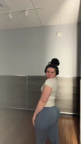 this song stuck in my head, anyways it’s leg day 😛