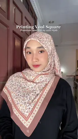 Pov : udah mulai nyaman pake hijab malay 👀✨ cuma 30ribuan tapi bisa bikin penampilan keliatan rapi dan anggun bgt 🥹💓 @syla_hijab  #hijabmotif #voalsquaremotif #voalmotifpremium #hijabmalay #tutorialhijab 