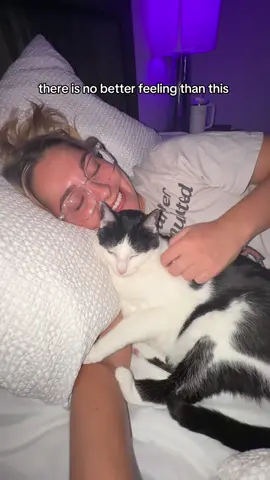 her little paw on my arm 🥹😭🐾♥️ #catmom #catsoftiktok #catlover #furbaby #soulmates 