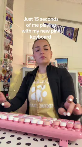waiting for the batteries to come so I can actually use this I’m so excited 😂😂💗💗 #pink #teacherdesk #keyboard #trending #teachersoftiktok 