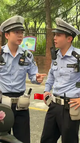 🇨🇳 Duo BociL tukang tilang 😃❤️ #ChineseTrafficPolice 🚦👮‍♂️👮‍♂️🚦