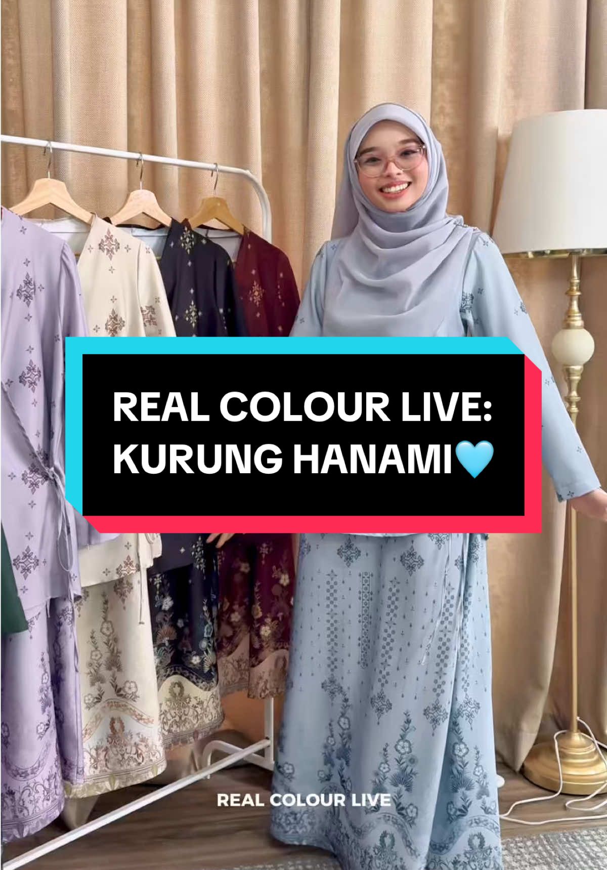 Haa meh sini min tunjuk dekat-dekat real colour Kurung Hanami ni😍. Cantik sangat tau🥰.  Cepat checkout dari beg kuning!! #hasnuri #kurungmoden #ootdfashion #TikTokFashion