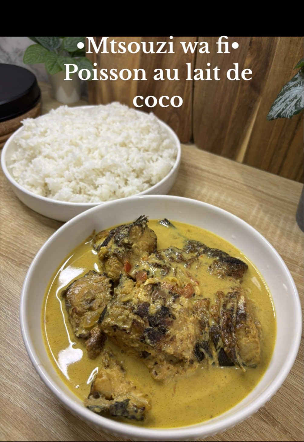 Un poisson mijoté dans une sauce onctueuse au lait de coco. Je te présente le mtsouzi wa fi wa nadzi 🥥🥘 📌Ingrédients :  Pour assaisonner le poisson :  •Oignons  •Ail •Purée de piment •Citron •Sel Laissez reposer le poisson quelques heures avant de le faire frire  Pour la sauce au lait de coco :  •Tomates  •Oignons  •Lait de coco •Jus de citron  • Épices : curcuma, cumin, poivre, sel #poisson #mayotte976🇾🇹🌴🤣foryoupage #comores🇰🇲 #pourtoi #FoodTok 