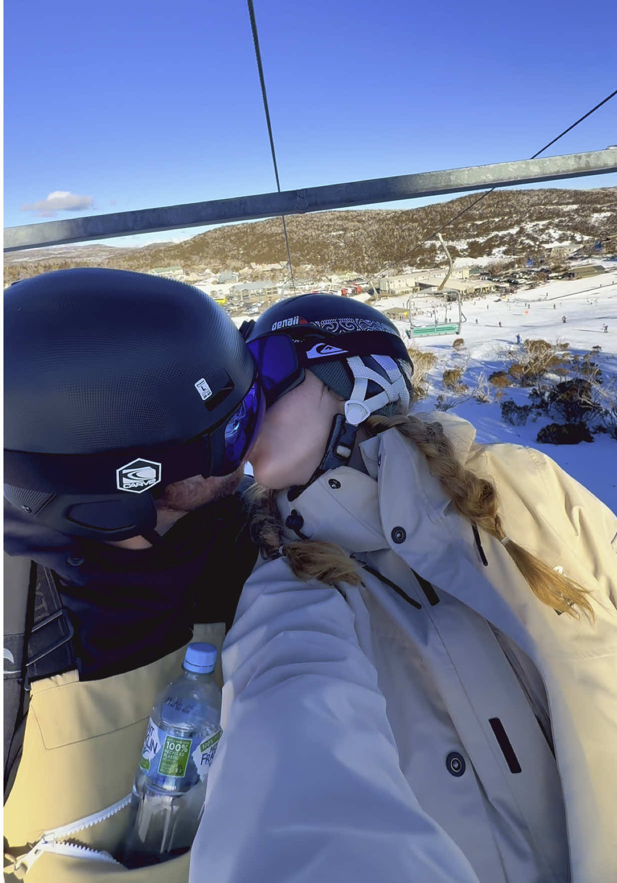 Life’s short… Kiss the guy on the ski lift 🛗😜  #snow #thredbo #perisher #kiss #skilift 