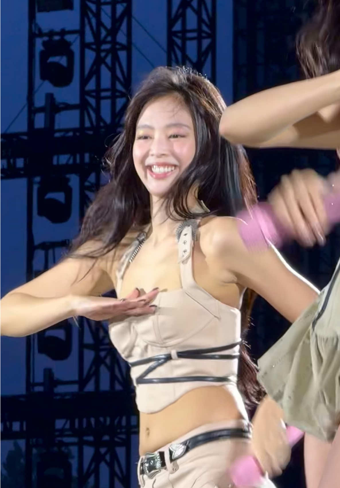 Whenever I see her, this song pops up in my head 😶‍🌫️ @JENNIE #rec #blackpink #jennie #fyp #milano #blackpinkofficial 