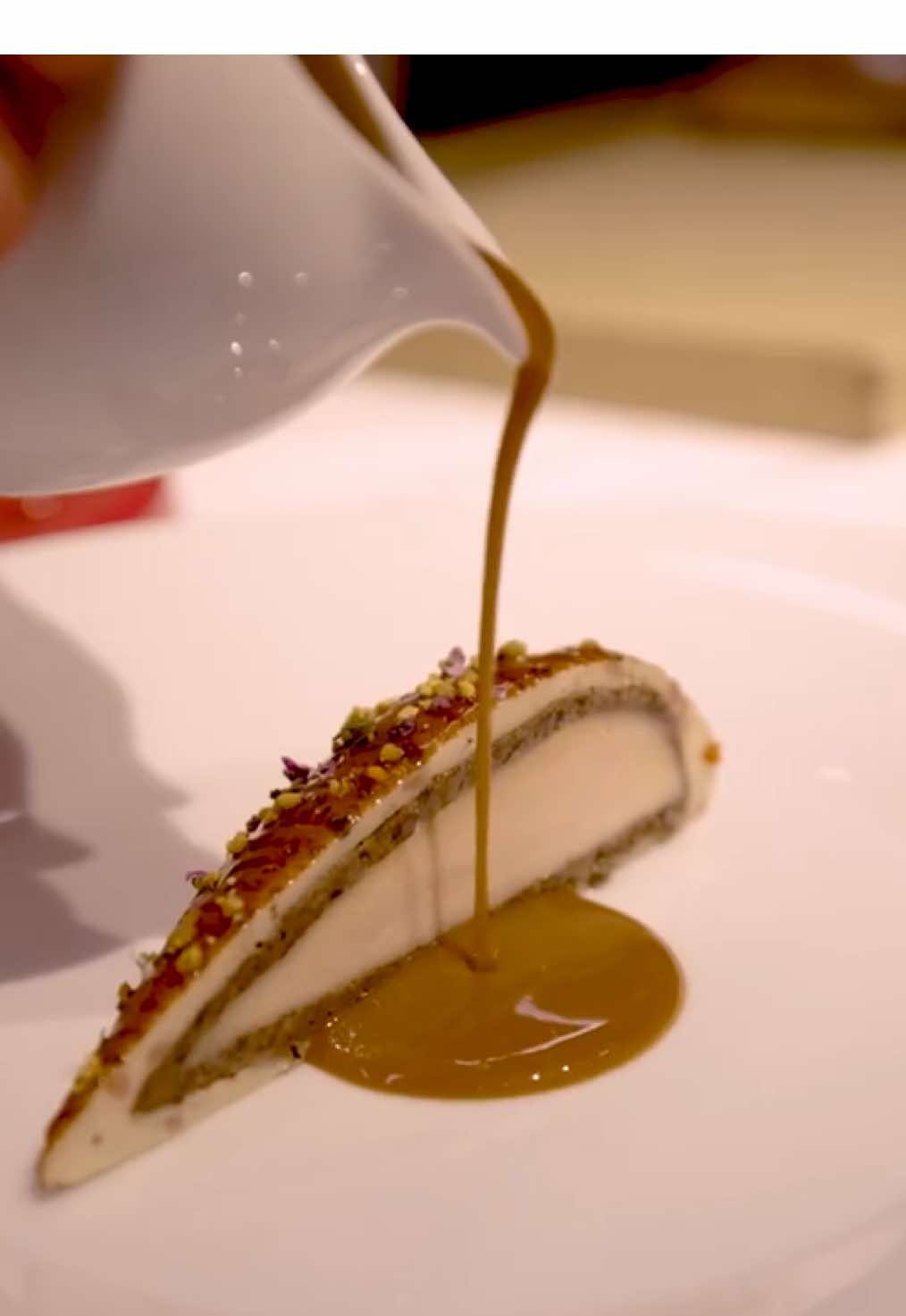 Redefining a French classic?  Alex Dilling gives Hunter Chicken a British twist with corn-fed chicken, mushroom duxelles, smoked bacon and lemon thyme mousse, all finished in rich Albufera sauce. 📍Alex Dilling, Hotel Café Royal ⭐⭐ London, UK #Plating #MICHELINGuide #AlexDilling #London #HotelCafeRoyal   