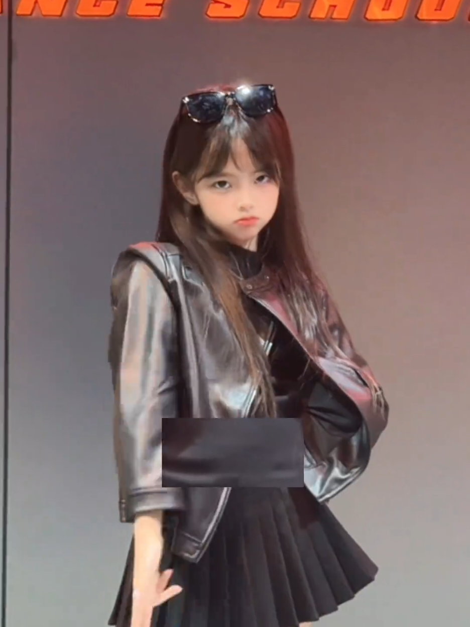 帅吗？#亮司摇 #王妃dj #手势舞 #甜妹 #骗你生女儿 #15后 #ootd穿搭 #dancer #dancing 