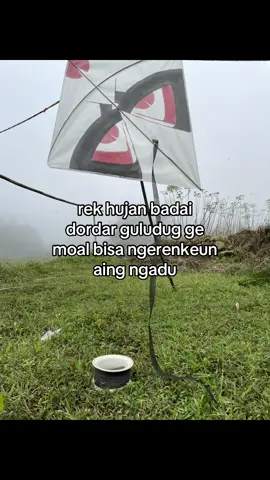 gas tuluy#layangan #nostalgia #ngadulayangan #moalsieunhujan#fypシ 