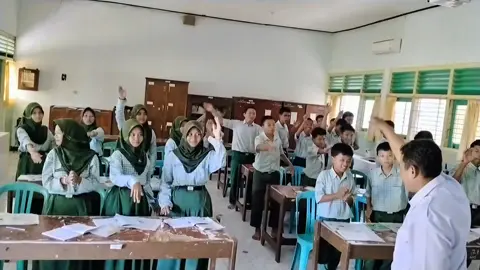 Ice breaking... Karena belajar itu hakikatnya membuat bahagia... Collab with @nineb_26  #fyp #sekolah #purworejohits #smpstory🌻 #trending 