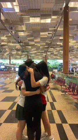 guess who’s leaving for uk !! #ukboardingschool #sgtiktok #08 #whyhci #whyac @amelia @eeee 