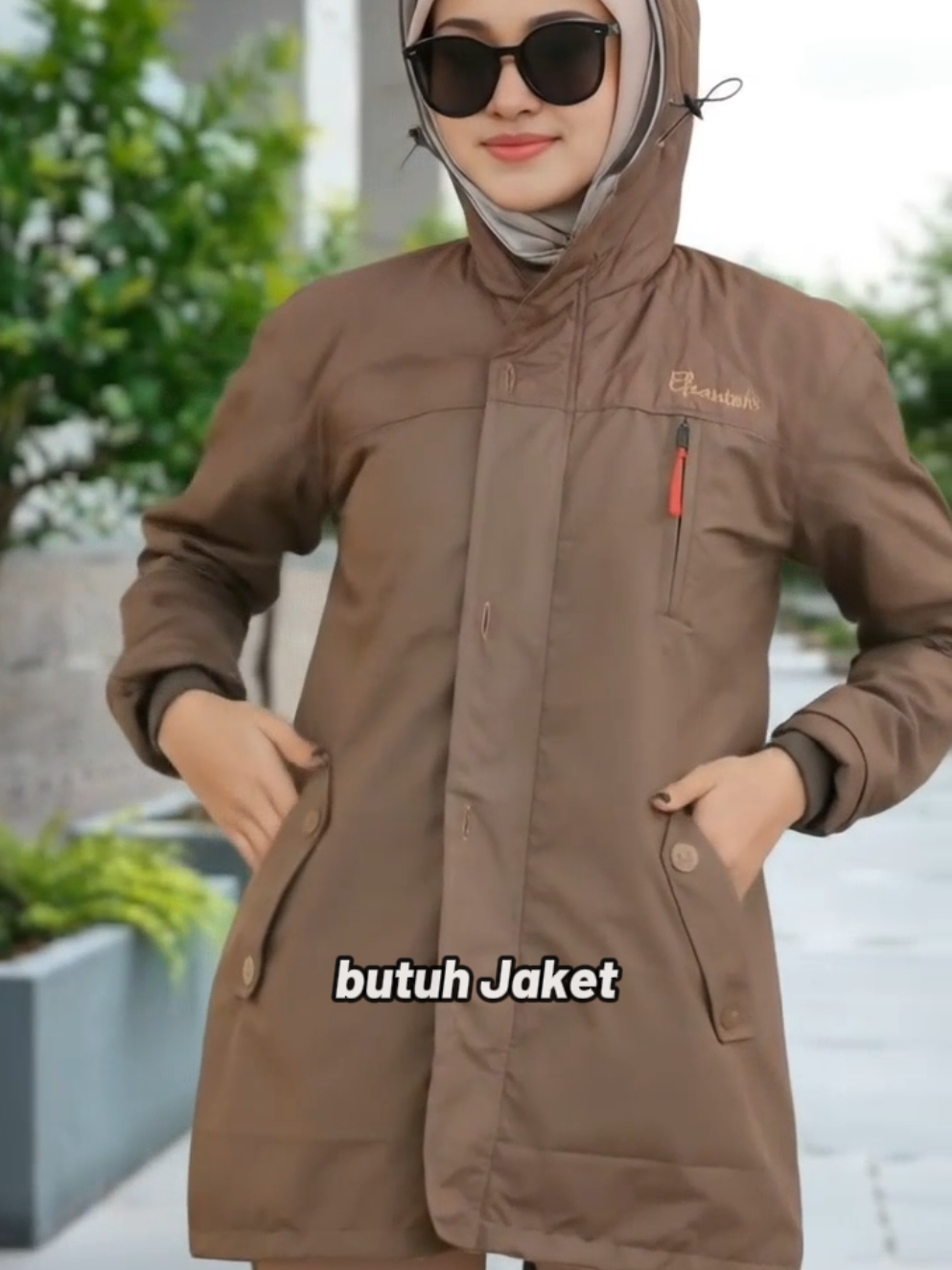 Cuaca tak menentu, gaya jangan ikut ragu 🌧💨 ✨ Jaket Wanita Sabrina Elzanteri hadir untuk hijaber aktif & elegan. ✅ Waterproof 70% + windproof ✅ Bisa dipakai bolak-balik ✅ Jahitan slimming & modis ✅ 6 saku praktis, cocok untuk aktivitas harian Miliki jaketnya sekarang, biar gayamu tetap elegan & terlindungi setiap waktu ✨ #jaketwanita #jaketmuslimah #jakethijaber #jaketmodis #jaketwaterproof 