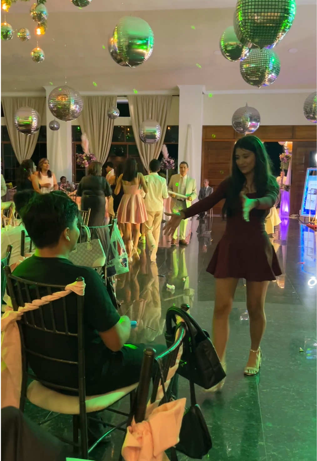 Aprendan a bailar, no como yo 🥲 #dance #ecuador #bailando #fyp #15años @Mikaela 