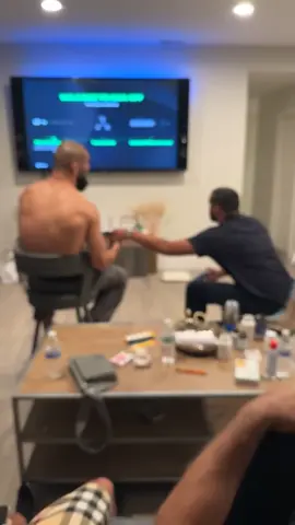 Khamzat sait aussi jouer à la PlayStation 🎮🤼 #chimaev #UFC #ps5 #mma #friends 
