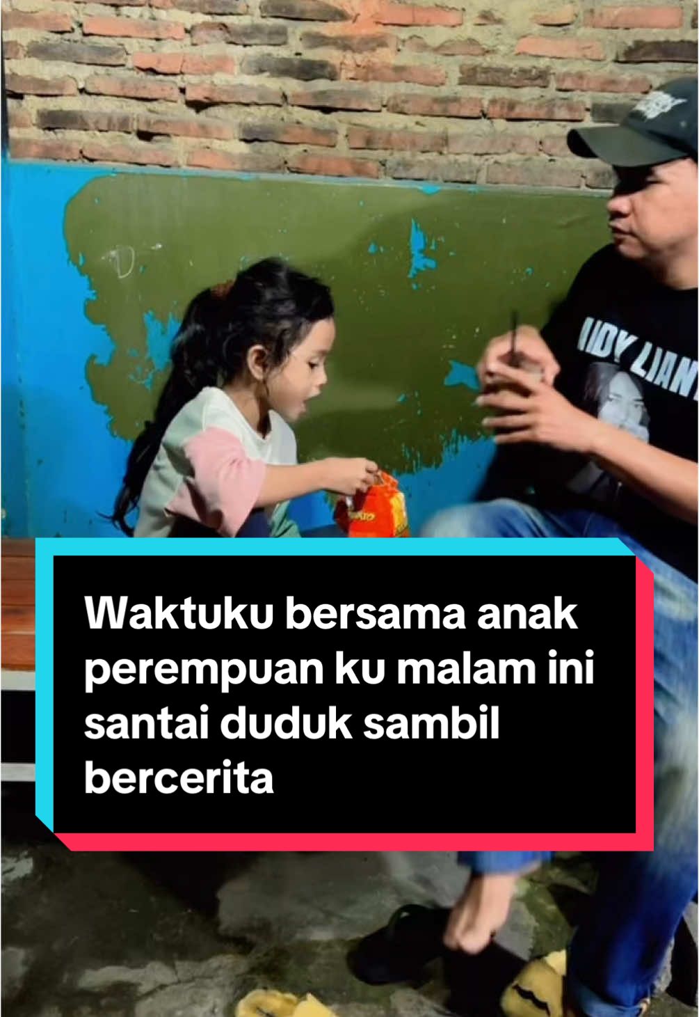 Waktuku bersama anak perempuanku malam ini santai woles duduk sambil ngopi dan bercerita  • • • #anakperempuan #anak #sehat #jamesblunt #distro 