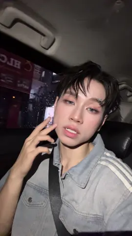 Cầm nhẫn cưới trên tay 🥲