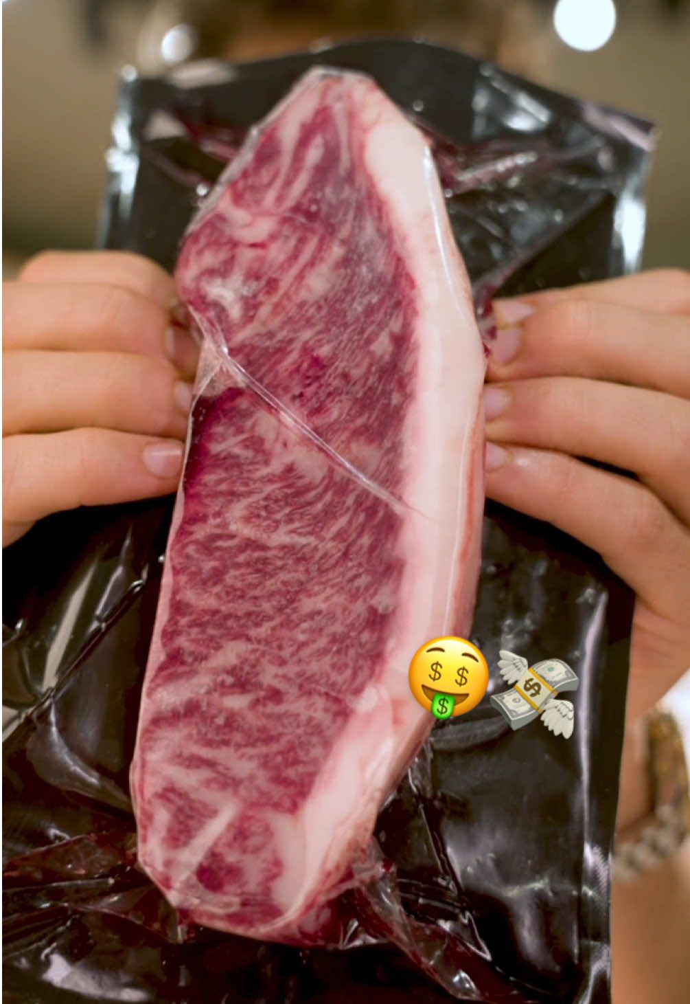 A PICANHA MAIS CARA DO MUNDO! 🤑 Cheffs, que loucura! Estamos a um passo de bater 10 milhões de inscritos no YouTube, e pra comemorar essa marca ABSURDA, eu resolvi comprar a picanha MAIS CARA DO PLANETA! 😱 Mas sério, sem o apoio de cada um de vocês, nada disso seria possível.. vocês mudaram completamente a minha vida e sou muito grato por tudo que construímos juntos nesses últimos 4 anos (e é só o começo)!! ❤ Bom, se cada um que estiver assistindo esse vídeo se inscrever no canal, já vai me ajudar MUITO e tenho certeza de que vamos atingir essa marca histórica. Conto com vocês! #picanha #maiscaradomundo #wagyu #cheffotto  