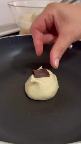 Czekoladowy Fluffy Pancakes  Składniki:  3 małe jajka  35 g ml mleka  Wanilia ( cukier z wanilią)  50 g mąki  45 g cukru  2 g proszku do pieczenia  Żółtka wymieszaj z mąką, mlekiem, proszkiem do pieczenia i wanilią Białka ubij na sztywno dodając cukier. Połącz obie masy  Piecz na patelni z kostką czekolady, na małym ogniu  odrobiną wody pod przykryciem, po Ok 2 minuty na stronę. #fluffypancakes #śniadanie #przepis #kuchniajapońska #japanesefood 