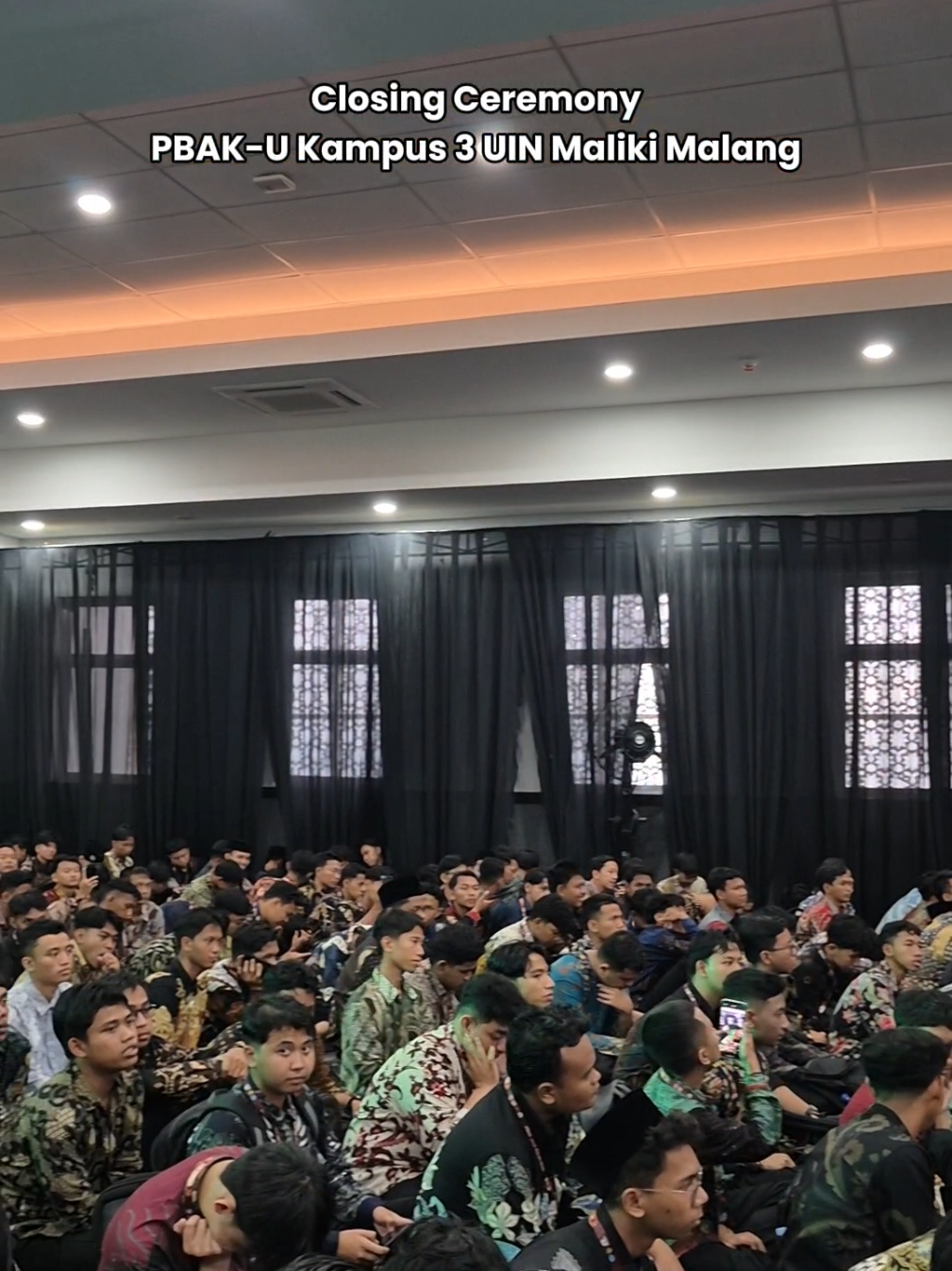 Dengan penuh syukur, rangkaian PBAK-U Kampus 3 2025 UIN Maliki Malang resmi ditutup oleh Bapak Kabiro AUPK selaku Ketua Pelaksana. Semoga langkah baru ini menjadi pintu menuju pengalaman, ilmu, dan karya yang membanggakan. #PBAKU2025 #ClosingCeremonyPBAK #PBAKKampus3 #UINMalikiMalang