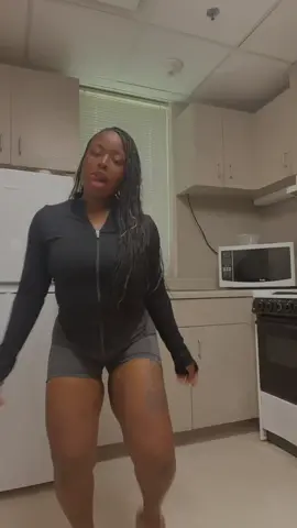 Lil rusty 😂 when you use to be a cheerleader so a lil 8 count dance you gone learn it  #chrisbrownchallenge #fyp #bored #dance 