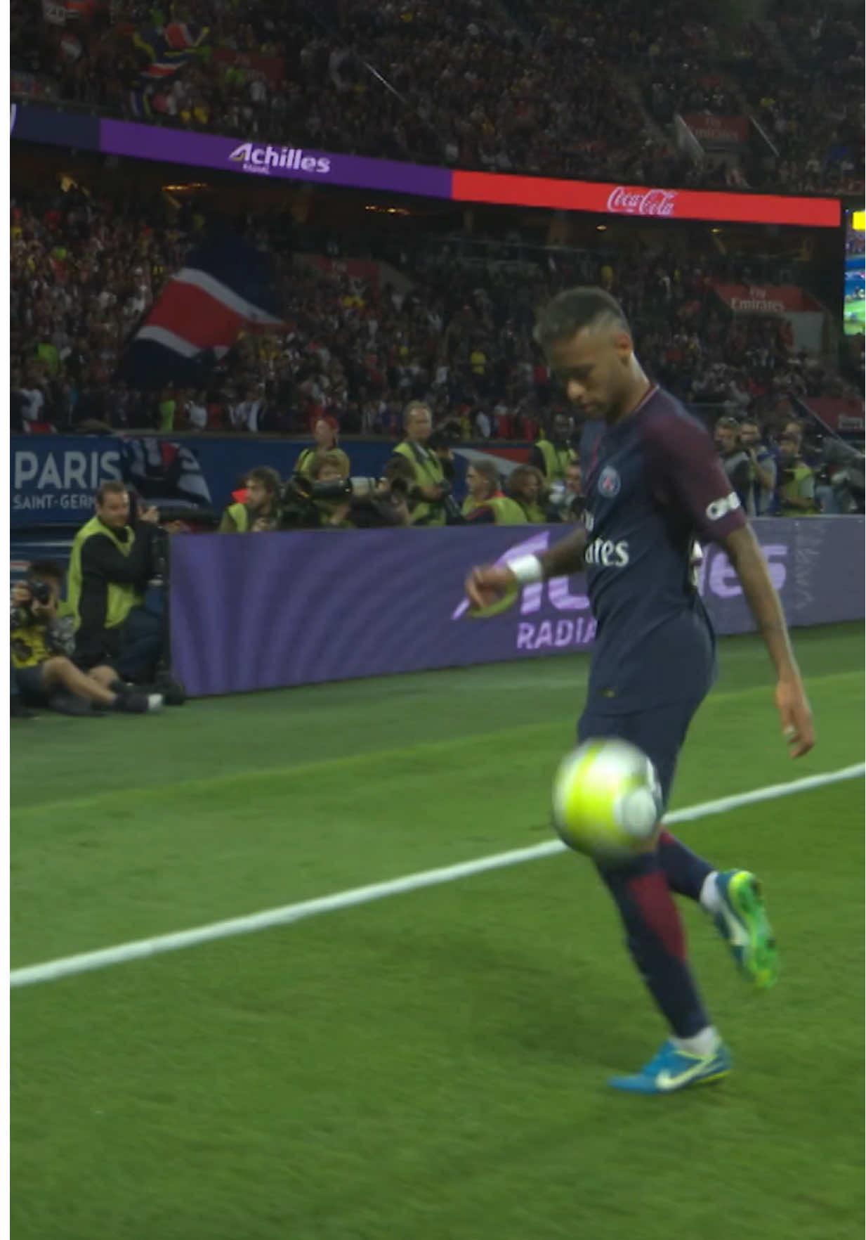 On This Day in 2017: Neymar’s first dance at the Parc. 💃🇧🇷 #PSG #Neymar 