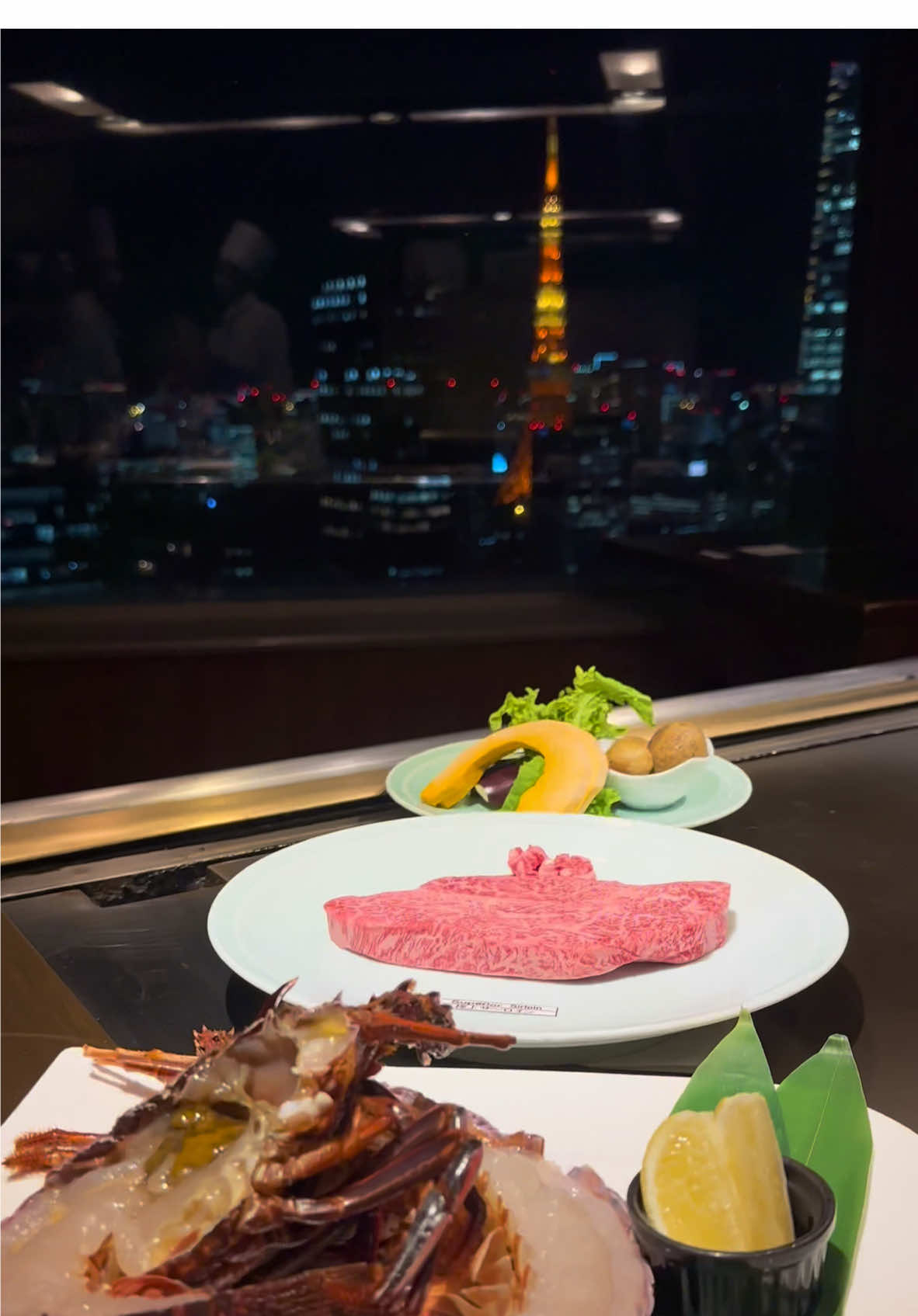 full moon (spring in Tokyo) 🌸 #japan #tokyo #cherryblossom #travel #japantravel #tokyofood #traveltiktok #brentfaiyaz 