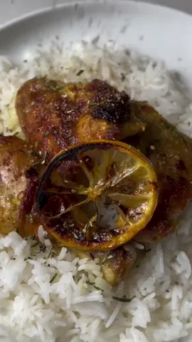 ⁨	دجاج مشوي بتتبيلة جوز الهند والليمون 🥥🍋 نكهة استوائية منعشة مع لمسة سبايسي خفيفة! استخدمت دجاج الفروج الذهبي الطازج، والنتيجة؟ طراوة ونكهة ما تتفوت 🔥😍 ‪@الفروج الذهبي | Golden Chicken  المكونات : 	•	دجاجة كاملة بالعظم  	•	1/2 كوب حليب جوز الهند 	•	2 ملعقة كبيرة عصير ليمون طازج 	•	بشر ليمونة كاملة 	•	2 ملعقة كبيرة زيت زيتون 	•	3 فصوص ثوم مهروسة 	•	1 ملعقة صغيرة زنجبيل طازج مبشور 	•	1 ملعقة صغيرة كمون 	•	1/2 ملعقة صغيرة كزبرة ناشفة 	•	1/4 ملعقة صغيرة كركم  	•	فلفل أسود + ملح حسب الرغبة 	•	رشة شطة أو فلفل أحمر مجروش (اختياري إذا تحب نكهة سبايسي خفيفة)  طريقة التحضير: 	1.	في وعاء، اخلط جميع المكونات جيدًا حتى تتجانس. 	2.	غطّ الدجاج بالتتبيلة تملبامًا. 	3.	اتركه في التتبيلة بالثلاجة من ساعة إلى 8 ساعات (كل ما زادت المدة، كل ما صار الطعم أعمق). 🔥 الطبخ: 	•	اشوِ الدجاج على شواية فحم أو في مقلاة شواء أو داخل الفرن على حرارة 200 درجة لمدة 30–35 دقيقة أو حتى ينضج ويتحمر. 	•	يمكنك دهنه بالقليل من التتبيلة المتبقية أثناء الشوي لطبقة نكهة إضافية.  للتقديم: 	•	يُزين بالكزبرة الطازجة، وشرائح ليمون مشوي. 	•	يقدم مع: رز أبيض، سلطة مانجو، أو خبز  بالعافية 👌🏻😋 #explore #kitchen #food #chef #السعودية   ‏     ‏     ‏           ⁩⁩⁩⁩