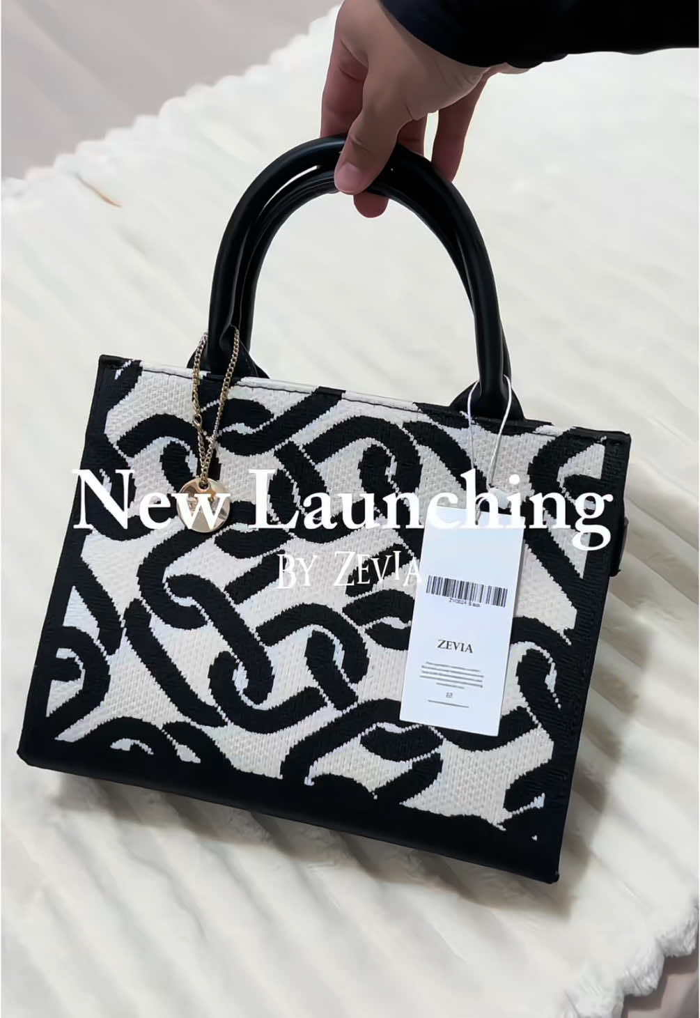 🖤🤍 #zevia #handbag #slingbag #taswanita #zeviabag #lunabag 