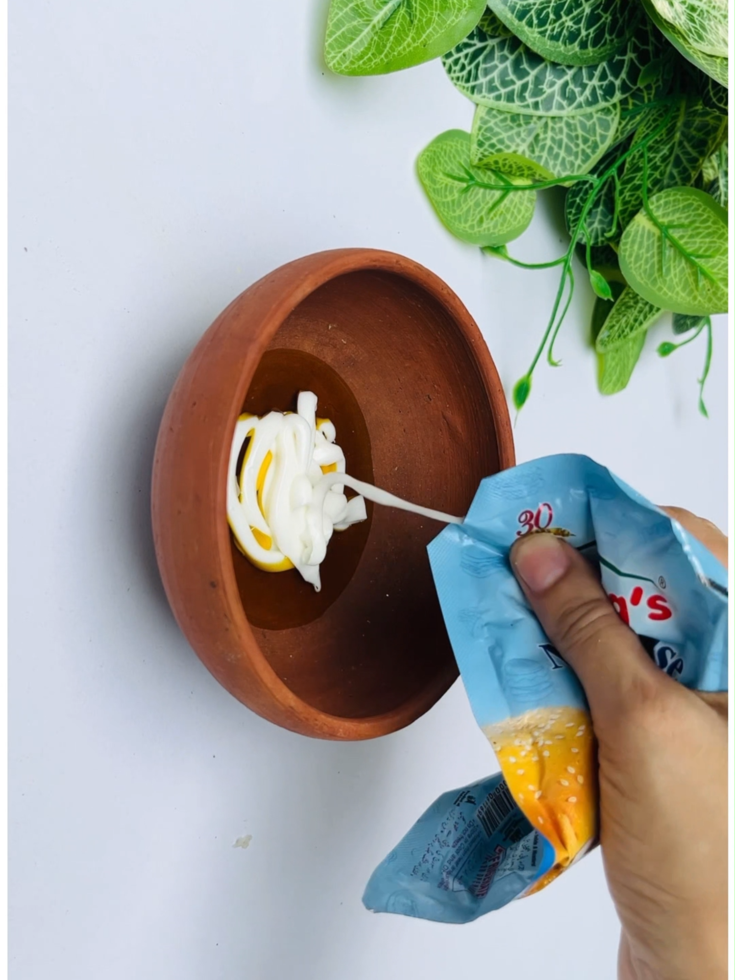 use oil like this new tips #kitchentips #KitchenHacks #tipsandtricks #moneysavingtips #fup #foryou #tips #forypupage #viral #treanding #cleaning #cleaningtiktok #fyp #100kviews #fyppp #100k #tranding #f #foryoupage❤️❤️ #million