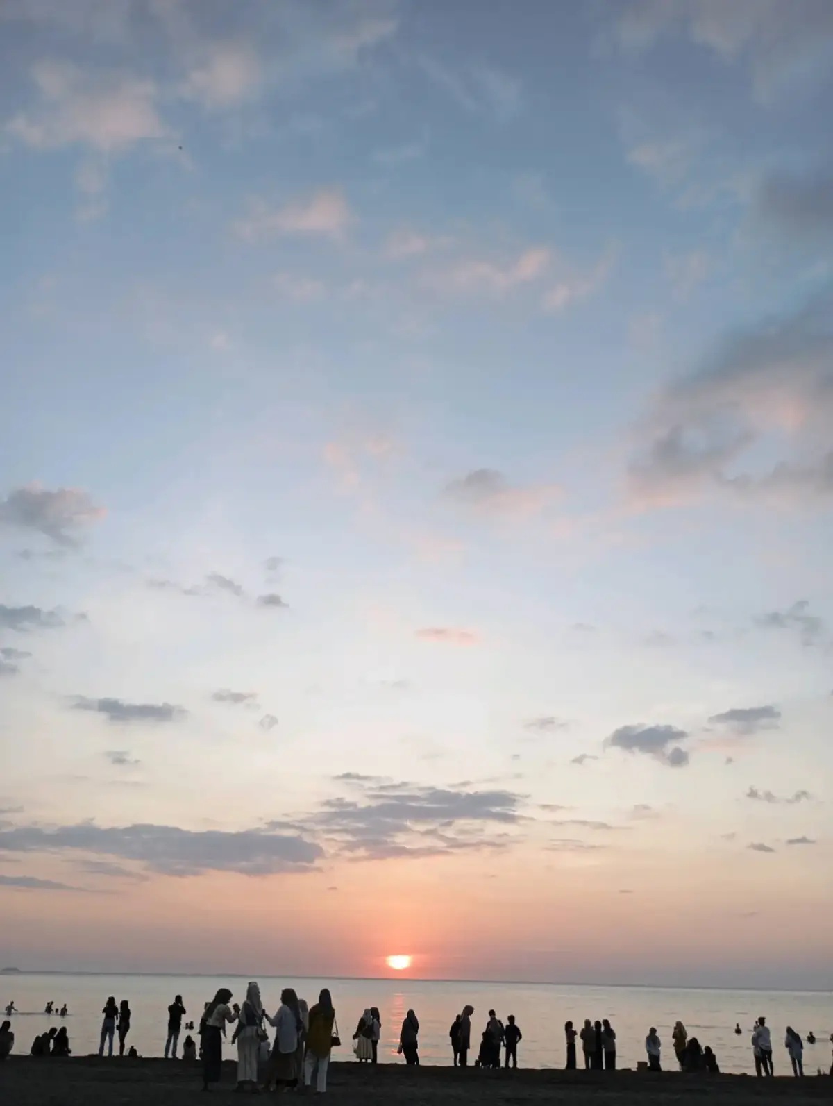 kita hanyalah pertemuan yang sempat kuanggap awal dari segalanya, titipan singkat dari takdir yang membuatku percaya kita bisa jadi “kita”. kita saling mengenal, saling hangat, hingga aku sempat bermimpi ada akhir yang indah menanti.  tapi ternyata ada rasa yang memang diciptakan hanya untuk singgah, bukan untuk tinggal. dan akhirnya aku pasrah, sebab kita memang hanya asa. pernah memberi harapan untuk bersama, namun pada akhirnya tinggal kenangan sederhana yang tak pernah jadi nyata.