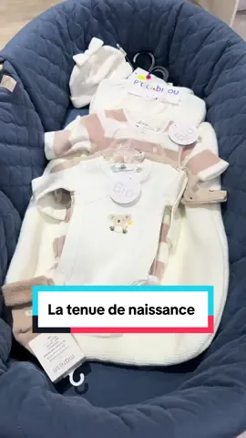 Les indispensables pour la première tenue de naissance 👶 Nous nous sommes rendues chez Aubert pour préparer la venue des jumelles 💕 Voici nos conseils de sages-femmes pour choisir la tenue la plus adaptée à bébé dès leur arrivée : ➡️​ Bonnet : idéalement 2, dont un facilement lavable ➡️​ Chaussettes : pour garder les petits pieds bien au chaud ➡️​ Body manches longues : en taille 0 ou 1 mois selon le poids estimé de bébé ➡️​ Pyjama une pièce : pratique, avec pieds inclus et ouverture à l’avant ➡️​ Veste ou brassière : parfaite pour réchauffer bébé ➡️​ Gigoteuse : pour des nuits douces et sécurisées Tous ces essentiels sont à retrouver chez Aubert, en magasin et sur aubert.com ✨ #SageFemme #Naissance #PremièreTenue #Aubert #Maternité #Bébé #Puériculture #Naissance #nouveauné #accouchement 