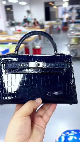 Carefully check before shipping ✈️✈️ #handcraft #bag #leatherbag #luxury #crocodile 