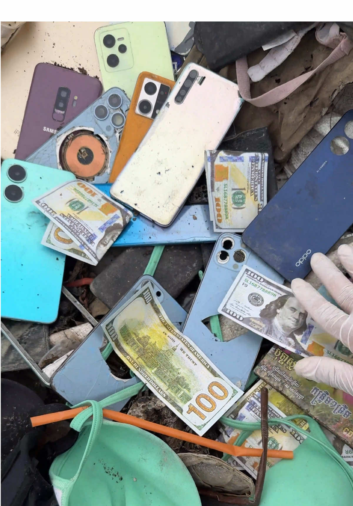 Whoa.! Many abandoned broken phones #phones #fyp #iphone #abandoned #ipad 