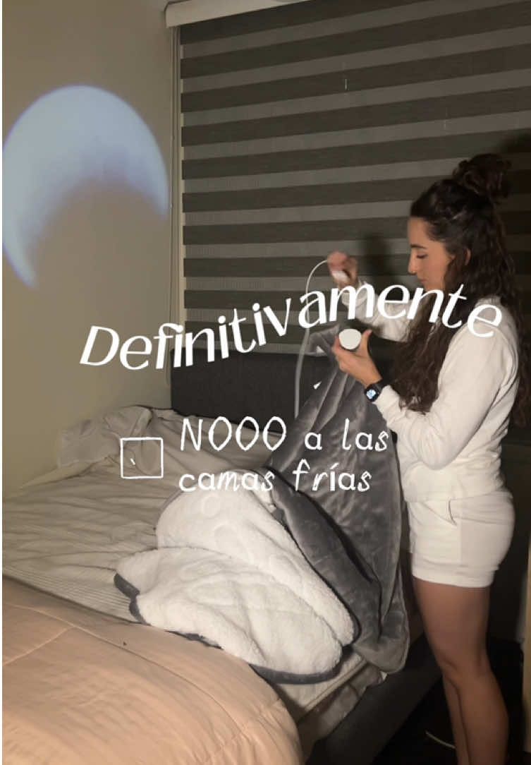La manta con calefacción cambió mis noche ! 💫  Ya no tardo tanto en sentirla a gusto en mi cama en esas noche fría 😶‍🌫️🧊  #mantaconcalentador #mantatermica #mantaelectrica #nochesfria #arrunchis 