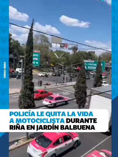 ¡Justicia en marcha! Un policía de la Ciudad de México fue detenido y presentado ante las autoridades por presuntamente haber asesinado a un motociclista en la colonia Jardín Balbuena. El lamentable incidente, que terminó con la vida del joven, se originó tras una riña vial. El video que circuló en redes sociales fue clave para su identificación. Lee qué dicen las autoridades en EjeCentral. #CDMX #Justicia #Inseguridad #Policía #JardínBalbuena
