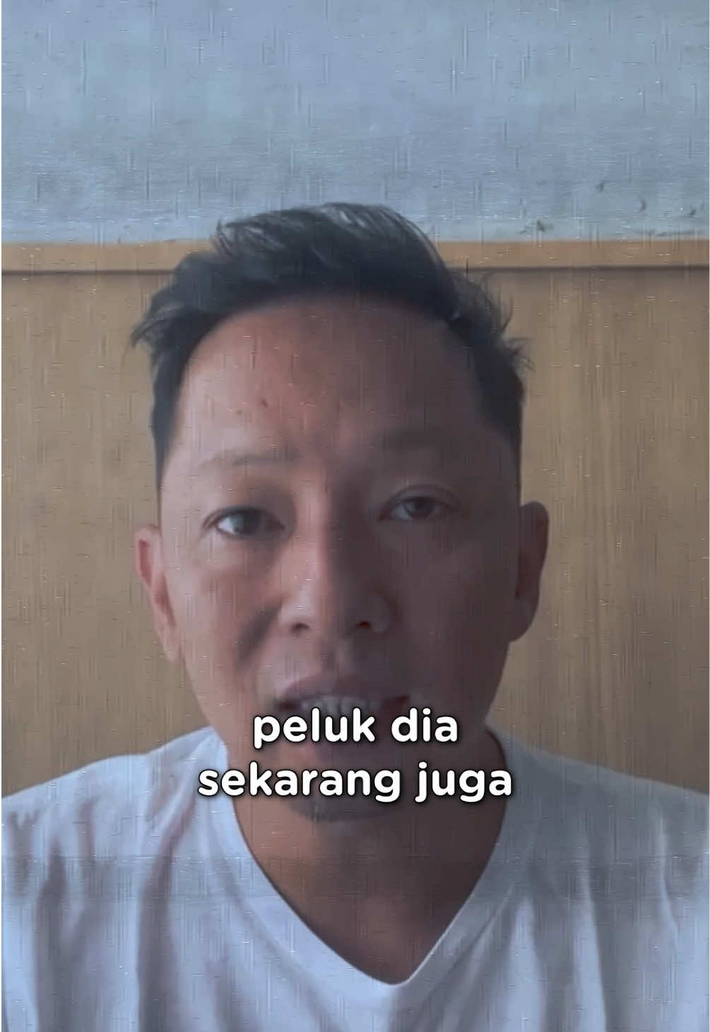 Seperti dipeluk Ayah dari suara yang hadir lewat Panggilan dari Hati ini 🥹✨ Semoga kerinduan yang ada di hati kalian semua, sedikit terobati oleh suara Mang Dedi, Ayah yang bukan sedarah ini Yuk, tonton di bioskop film Panggil Aku Ayah dan obati rasa kangen kalian, beli tiketnya di bit.ly/filmpaa 🎟️ #PanggilAkuAyah #FilmPanggilAkuAyah #ArtiKeluargaSebenarnya #PanggilAkuAyahFilm #TikTokTainment 