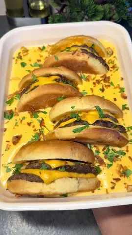 Burger qui se noie dans le fromage 🍔🧀 #burger #recette #fastfood #recettefacile #burgers 