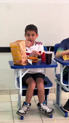 Bastidores da surpresa levando big Mac para a turma do meu filho na escola. Sim eu levei pra tia também 😂 #mcdonald #surpresa #escola #aniversario #foryou @McDonald’s 