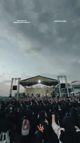 Beberapa cuplikan onstage di UIN Salatiga  Siapa nih yang kena cctv mimin absen yuk😘 Terimakasih banyak untuk teman teman semua dan jika kami banyak kurangnya kami mohon maaf sebesar besarnya. Dan semoga bisa berjumpa dilain kesempatan 😊🫶🏻 #lavora #salatiga #uinsalatiga #musikditiktok #fyp 