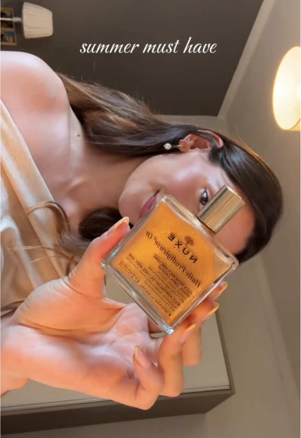 Illuminate and moisturize your  skin in a single step with our Huile Prodigieuse Or ✨ No oily finish - just soft and silky skin 🫶 @Beatriz Martins 👋 #Nuxe #HuileProdigieuse #HuileProdigieuseOr #BodyOil #Dryoil #BodyGlow #Glow #Glowy #GlowySkin #GlowingSkin #BodyCare #Beauty #BeautyTok 
