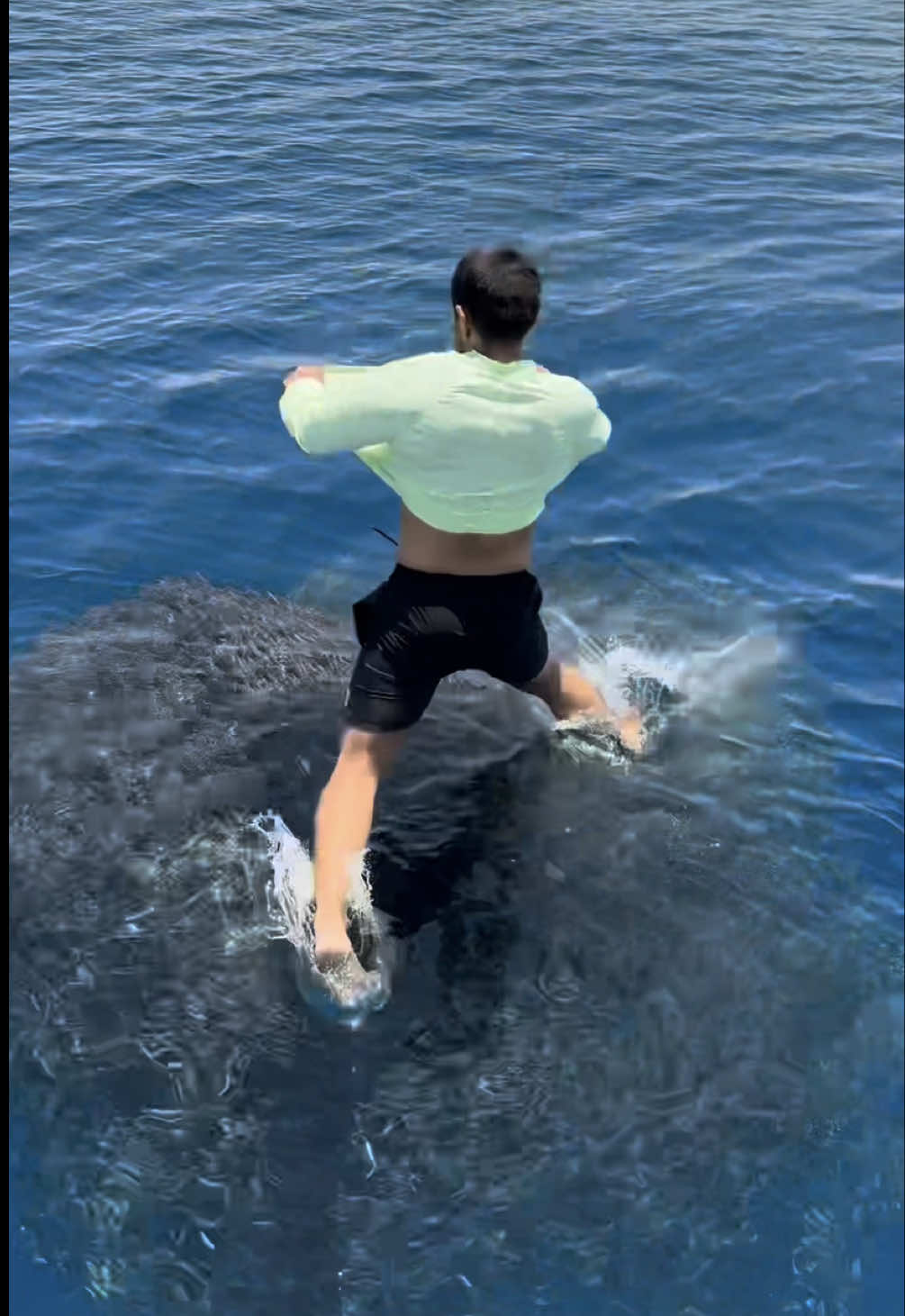 Need to catch some bait fish but forgot your fishing net? 🐟🥅🤷🏽‍♂️ No problems… just use your shirt! 👕🤯 With @ferelias_0202 #fyp #foryou #fishing #foodporn